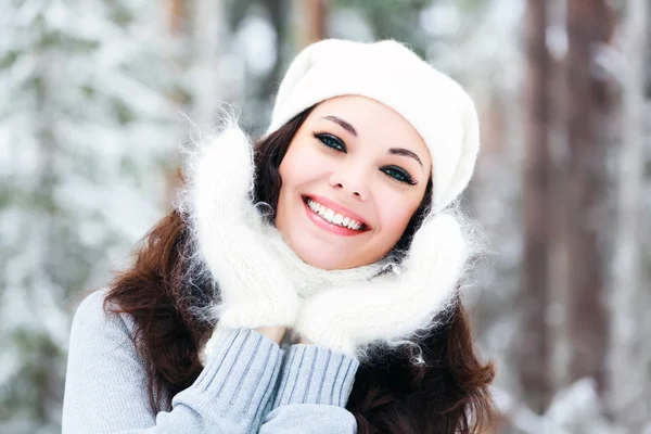 Menina alegre posando ao ar livre — Fotografia de Stock