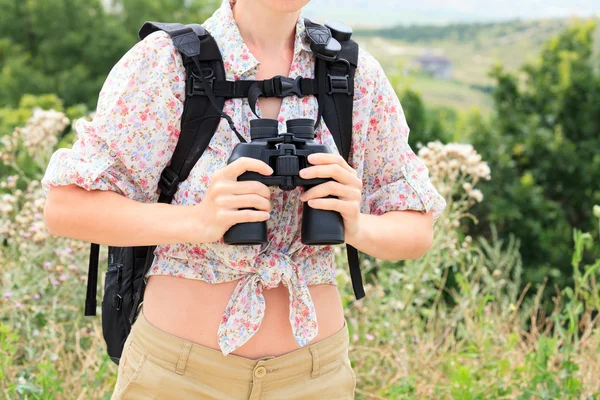 Mladá žena turistika — Stock fotografie