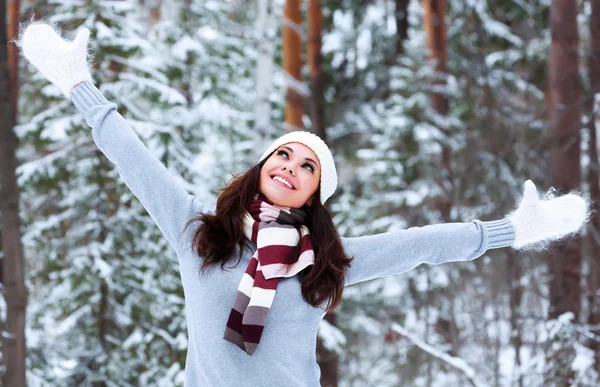 Femme heureuse dans une forêt d'hiver — Photo