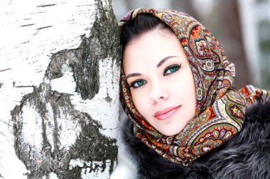 şal içinde güzel bir kız