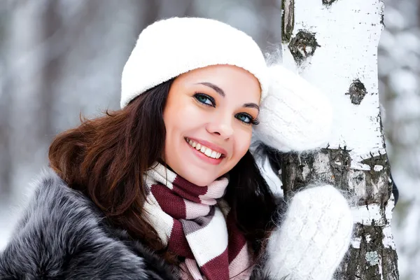 Mulher feliz em uma floresta de inverno — Fotografia de Stock