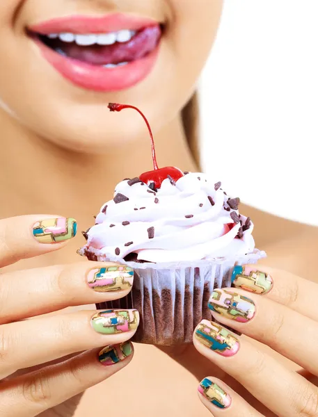 Woman wants to eat a cupcake — Stock Photo, Image