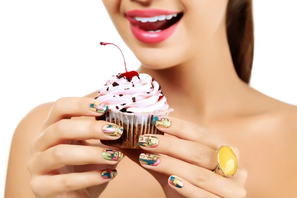 Frau will Cupcake essen — Stockfoto