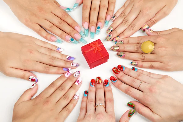 Manos femeninas con varias artes de uñas — Foto de Stock