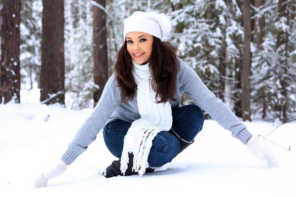 Kvinna i en vinterskog — Stockfoto
