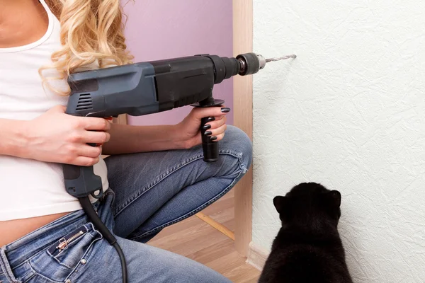 Frau mit Bohrmaschine in der Küche — Stockfoto