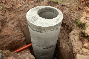 Kanalizasyon sistemi için yeraltı tankı kurulumu