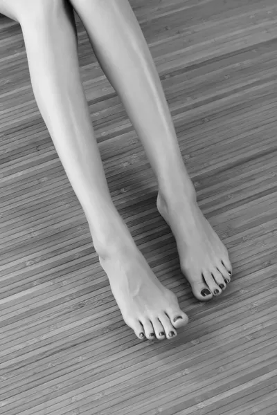 Ženské Nohy Dřevěné Floo — Stock fotografie