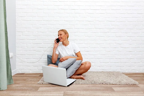 Mujer Hermosa Joven Sentada Suelo Con Ordenador Portátil Hablando Teléfono — Foto de Stock