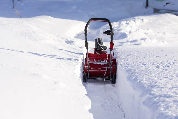 Pulire Sentiero Dalla Neve Con Uno Spazzaneve Una Giornata Invernale — Foto Stock