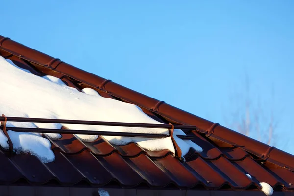 Topniejący Śnieg Metalowym Dachu Błękitne Niebo Nad — Zdjęcie stockowe