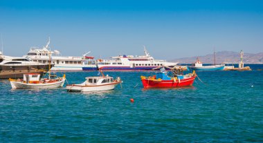 arka planda bir bağlantı noktasının Bay Adaları balıkçı tekneleri
