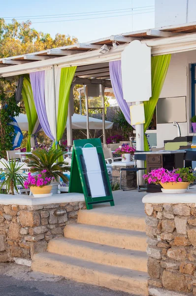 Restaurante en la estrecha calle de la isla en Grecia con cortinas de colores —  Fotos de Stock