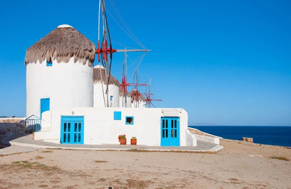 Mulini a vento su una collina vicino al mare sull'isola di Mykonos — Foto Stock