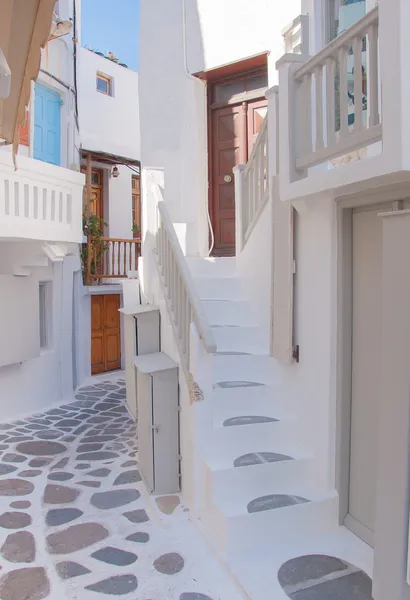 De smala gatorna i ön med balkonger, trappor — Stockfoto
