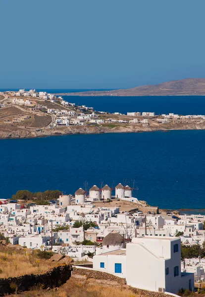 Arka planda, deniz ve adalar yel değirmenleri ile Chora mykonos — Stok fotoğraf