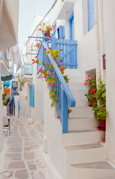 Романтическая улица греческого острова с цветами и белыми зданиями. myfesos
