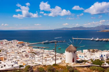 Mikonos kentine karşı Yunanistan'da yukarıda ünlü yel değirmeni 