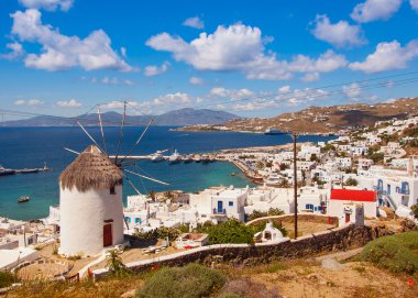 Mikonos kentine karşı Yunanistan'da yukarıda ünlü yel değirmeni 