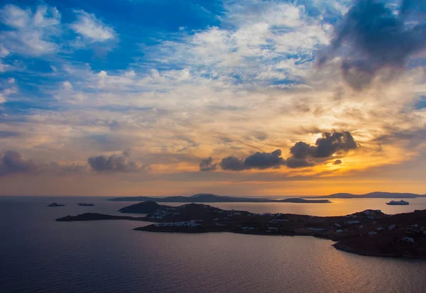 Brilhante pôr-do-sol colorido no mar com belas nuvens — Fotografia de Stock