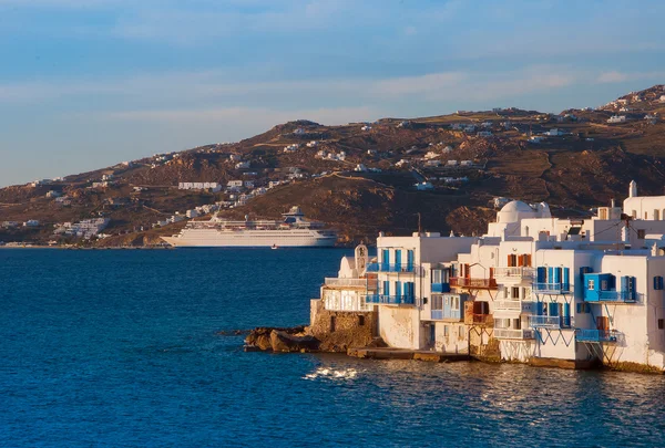 Little Venice on Mykonos and the cruise ship at sunset... — Stock Photo, Image