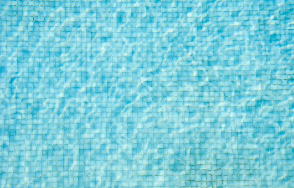 Piscina de mosaico azul con agua clara. Contexto . — Foto de Stock