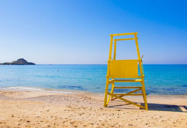 Equipamento de resgate na praia de areia no mar — Fotografia de Stock