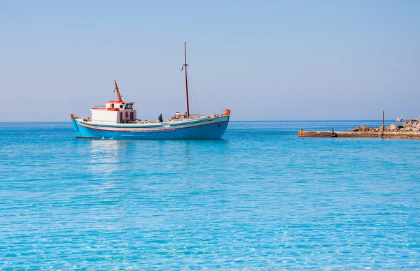 Классическая греческая рыбацкая лодка в море — стоковое фото