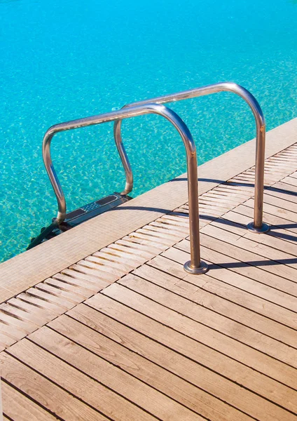 Barandillas metálicas en la piscina cerca del suelo de madera — Foto de Stock