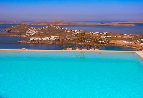 Piscina azul sobre un fondo de cielo y mar en Grecia . — Foto de Stock