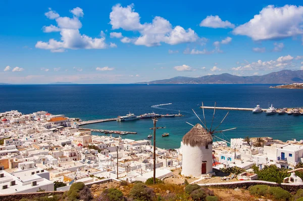 El famoso molino de viento sobre la ciudad de Mykonos en Grecia contra —  Fotos de Stock