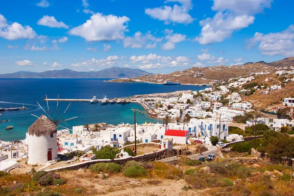 Il famoso mulino a vento sopra la città di Mykonos in Grecia contro — Foto Stock