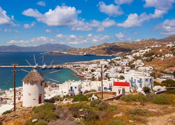 El famoso molino de viento sobre la ciudad de Mykonos en Grecia contra —  Fotos de Stock