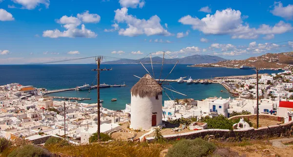 El famoso molino de viento sobre la ciudad de Mykonos en Grecia contra — Foto de Stock