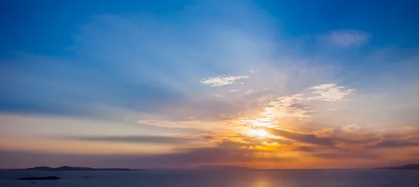 parlak renkli günbatımı güzel bulutlar ile deniz