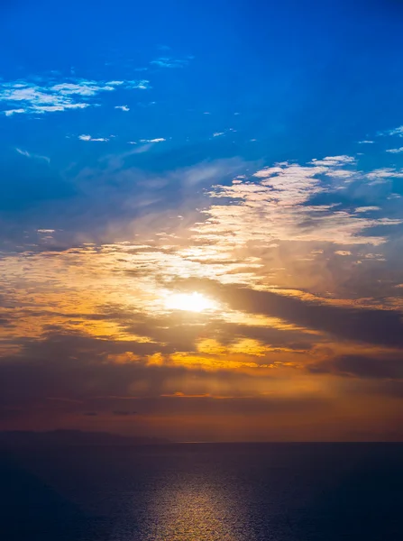 Belo pôr do sol e nuvens coloridas e mar — Fotografia de Stock