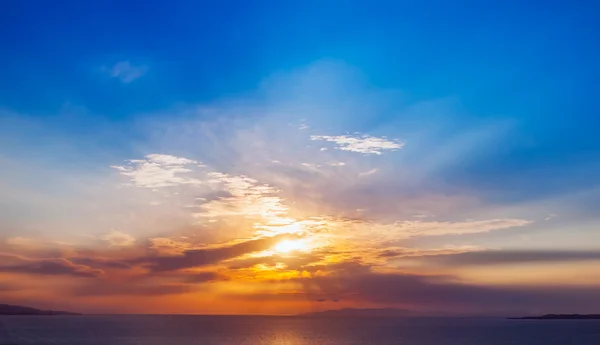 Brilhante pôr-do-sol colorido no mar com belas nuvens — Fotografia de Stock