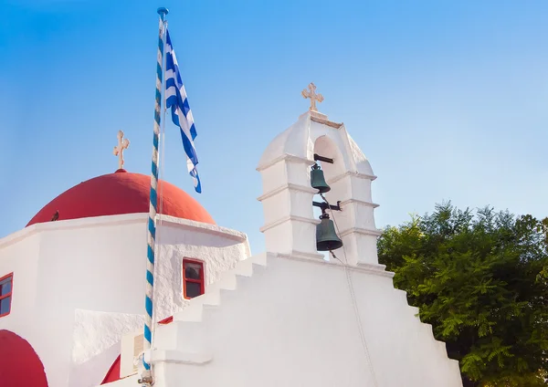 Bílý kostel s červenou střechou na řecké město mykonos — Stock fotografie