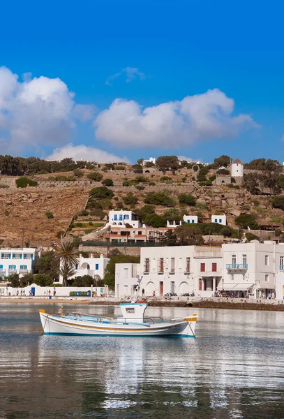 Lodě v zátoce moře poblíž města mykonos v Řecku proti — Stock fotografie