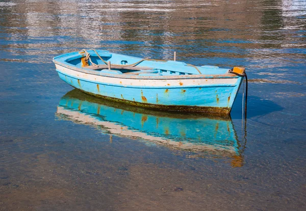 Barco de pesca na Grécia no mar perto da praia . — Fotografia de Stock