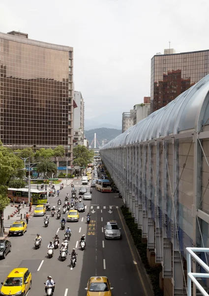 Central street. Urban transport. Skytrain. Brown branch. Fuxing South Road — Stok fotoğraf