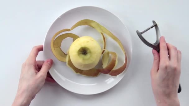 En kvinna skalade äpplet. del 4. — Stockvideo