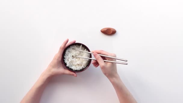 Mujer comiendo arroz con palillos. Primer plano . — Vídeo de stock