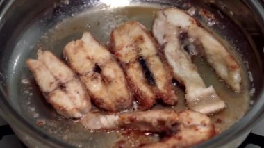 Balık bir tencerede kızartılır. Bölüm 5.