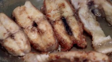 Balık bir tencerede kızartılır. Bölüm 6.