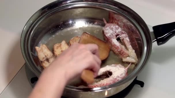 Vis gebakken in een pan. deel 3. — Stockvideo