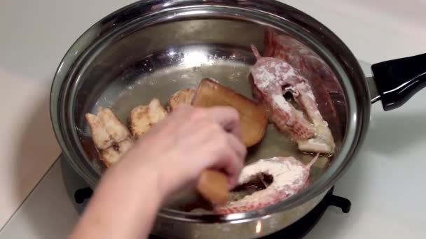 Fisch in der Pfanne gebraten. Teil 3. — Stockvideo