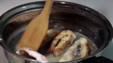 Balık bir tencerede kızartılır. Bölüm 3. yan görünüm.