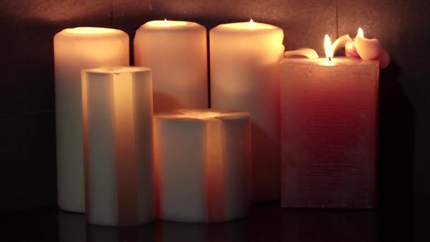Kaarsen zijn verlicht in het donker. deel 3 — Stockvideo