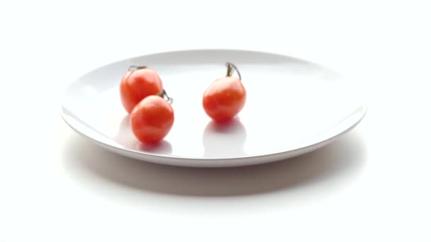 Woman puts tomatoes on a plate. Part 2. — Stock Video